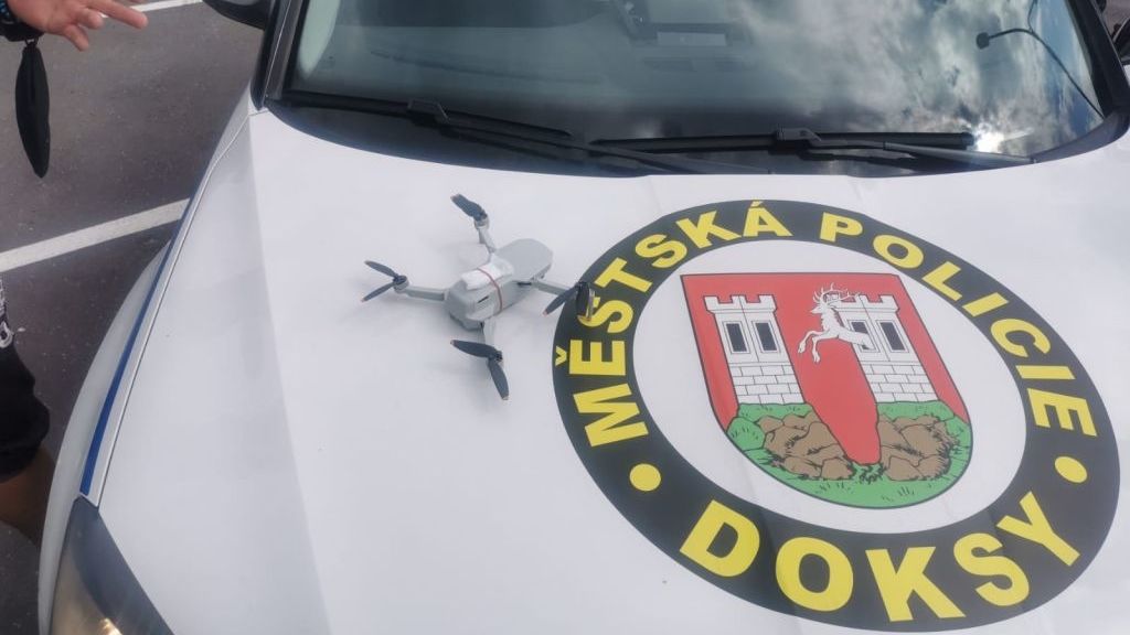Strážník v Doksech chytil v letu dron s pervitinem